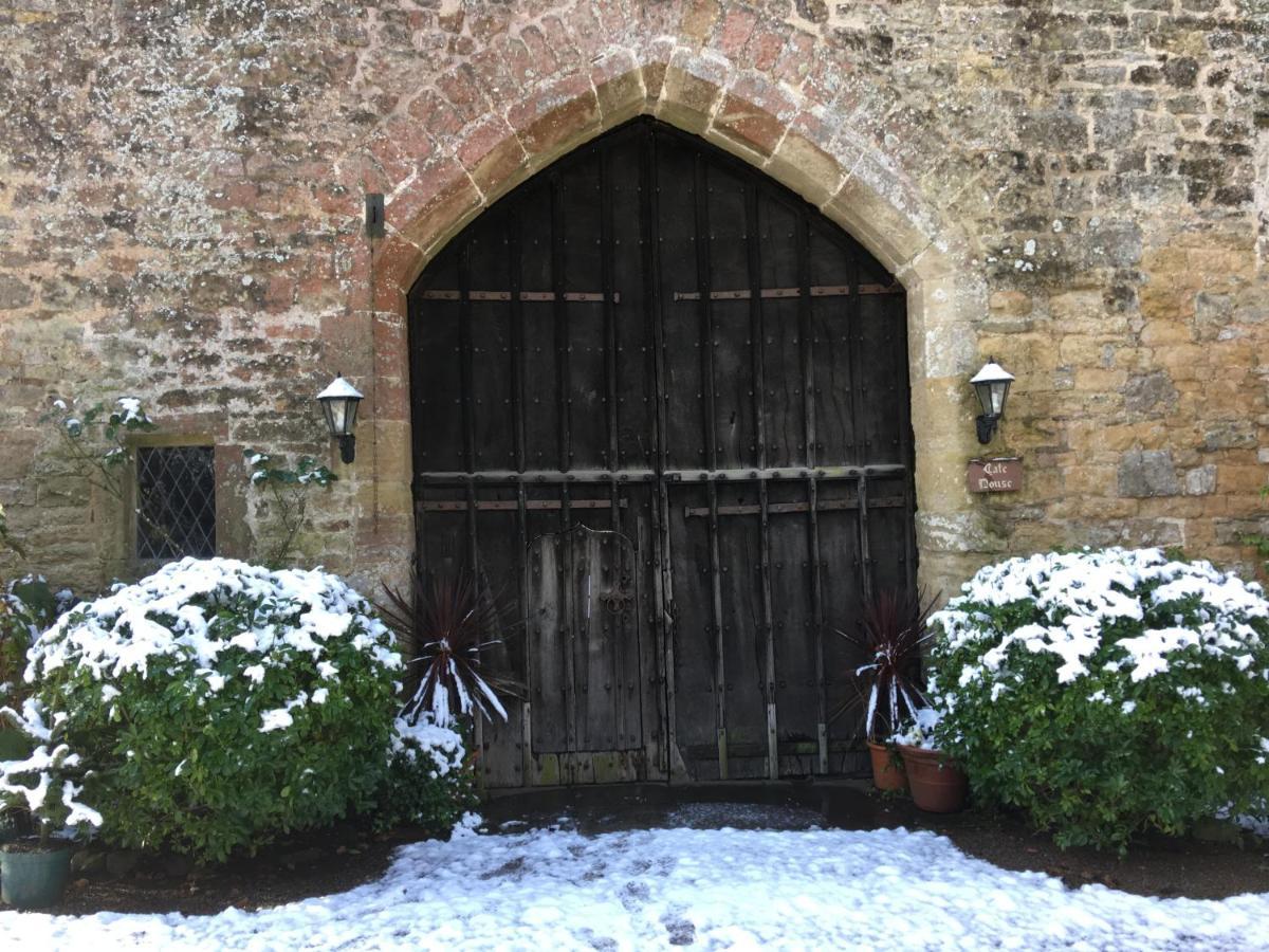 Welsh Gatehouse, Historic Castle Which Can Cater For Electric Vehicle Mathern Dış mekan fotoğraf