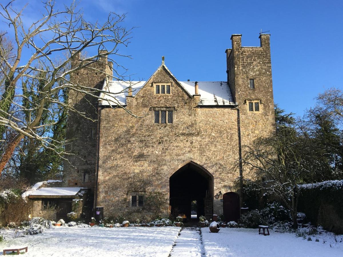Welsh Gatehouse, Historic Castle Which Can Cater For Electric Vehicle Mathern Dış mekan fotoğraf
