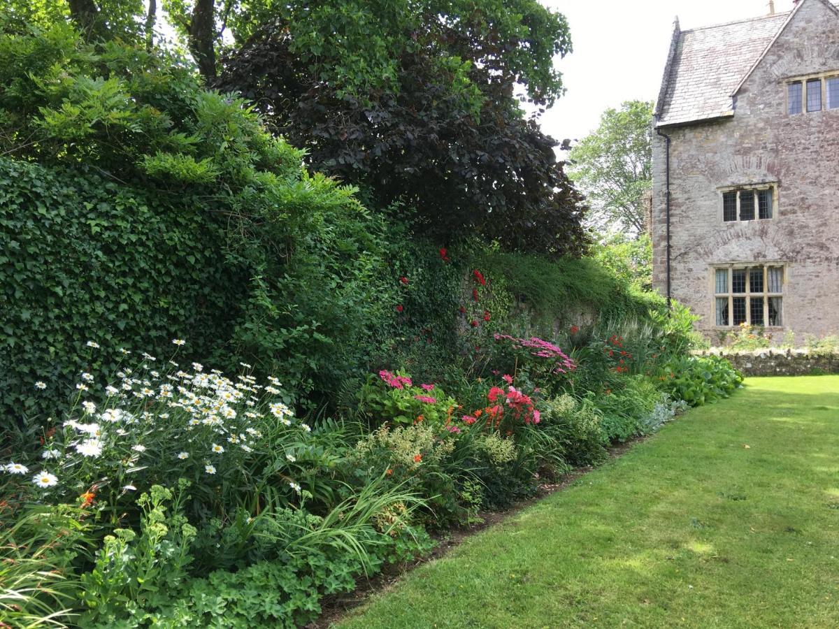 Welsh Gatehouse, Historic Castle Which Can Cater For Electric Vehicle Mathern Dış mekan fotoğraf