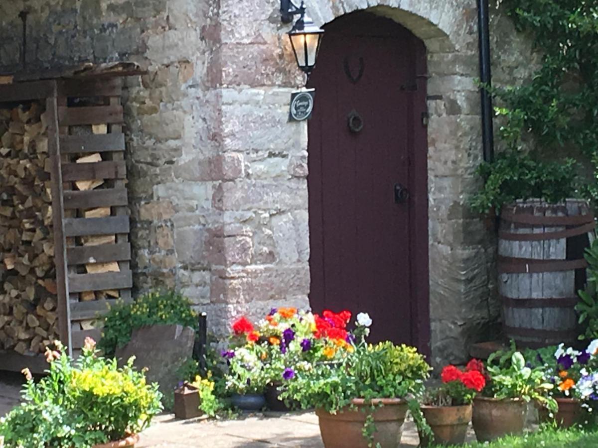 Welsh Gatehouse, Historic Castle Which Can Cater For Electric Vehicle Mathern Dış mekan fotoğraf