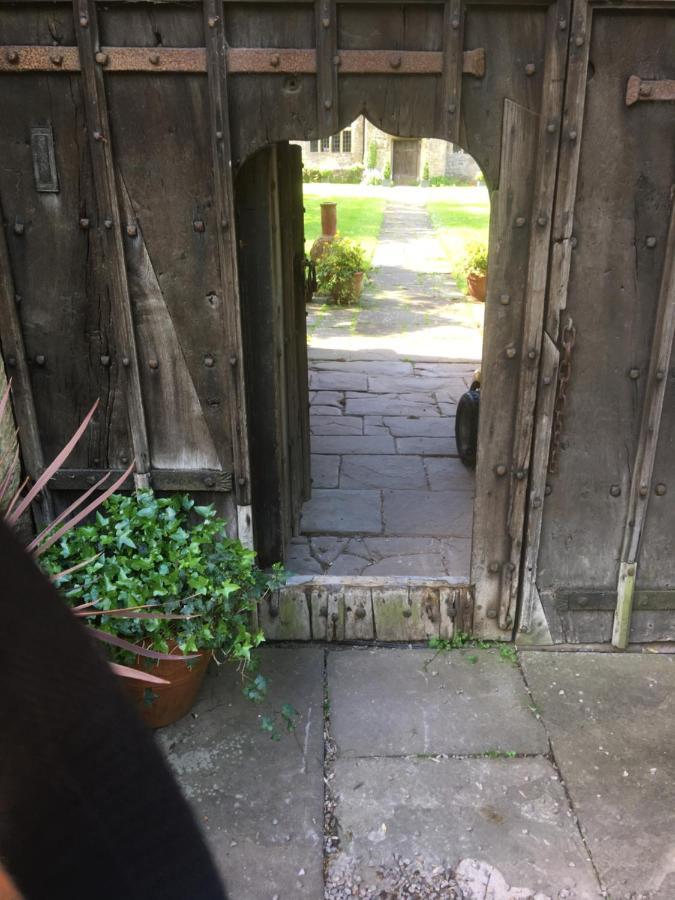 Welsh Gatehouse, Historic Castle Which Can Cater For Electric Vehicle Mathern Dış mekan fotoğraf