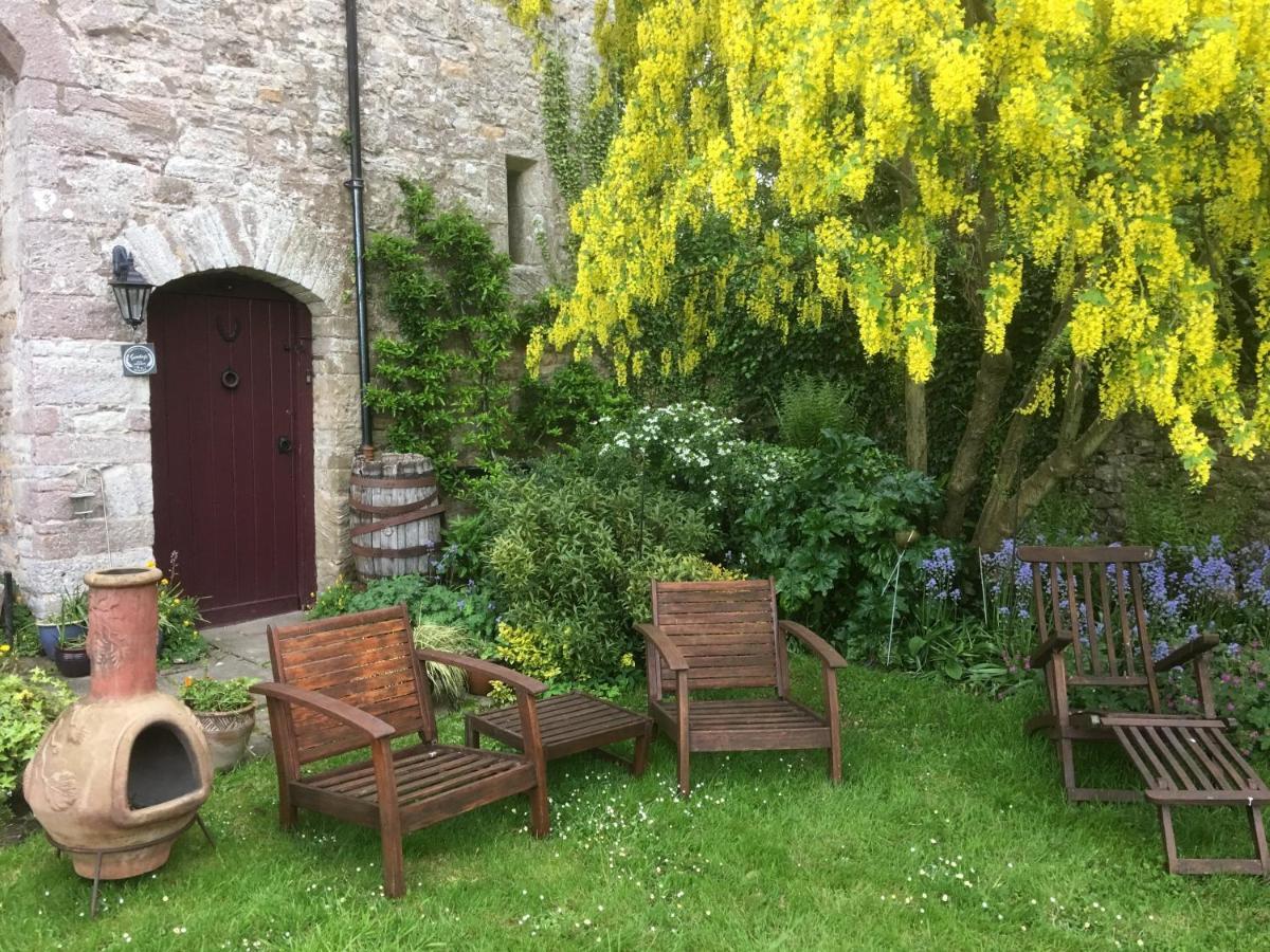Welsh Gatehouse, Historic Castle Which Can Cater For Electric Vehicle Mathern Dış mekan fotoğraf