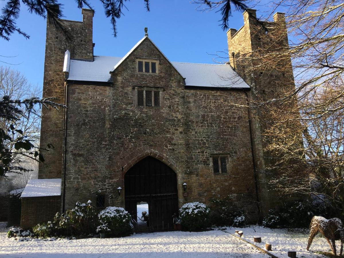 Welsh Gatehouse, Historic Castle Which Can Cater For Electric Vehicle Mathern Dış mekan fotoğraf
